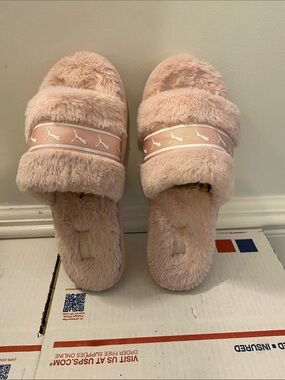 Puma size 9 Slippers good condition